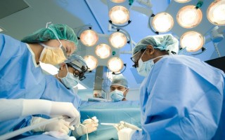 Tại sao bác sĩ phẫu thuật mặc trang phục màu xanh
